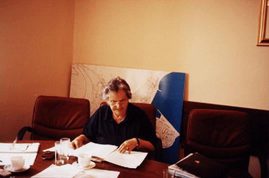 Alena Fazinić na sjednici Gradskog poglavarstva Korčule (volonterski rad); snimljeno 30. lipnja 2001.