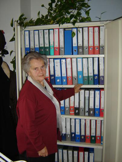 Alena Fazinić u MDC-u  ispred arhivskog ormara s registrima zaslužnih muzealaca; snimljeno 3. prosinca 2007., snimila Jozefina Dautbegović