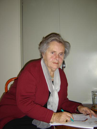 Alena Fazinić popunjava upitnik za Personalni arhiv MDC-a; snimljeno u Zagrebu 3. prosinca 2007., snimila Jozefina Dautbegović