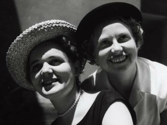 Jelka Radauš-Ribarić  (desno) i Katica Bošković; snimljeno 1955, snimio A. Fuis