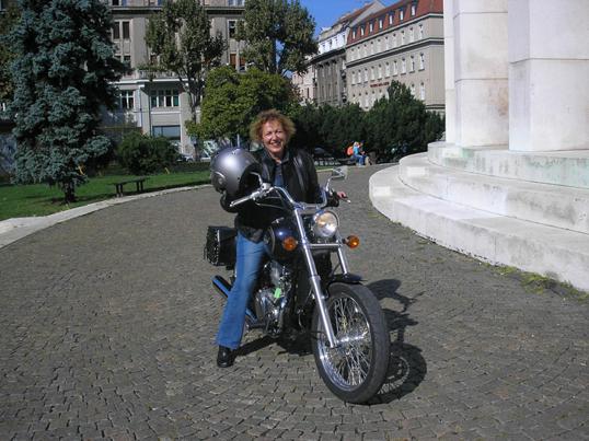 Rhea Ivanuš na motoru ispred Hdlu, Zagreb