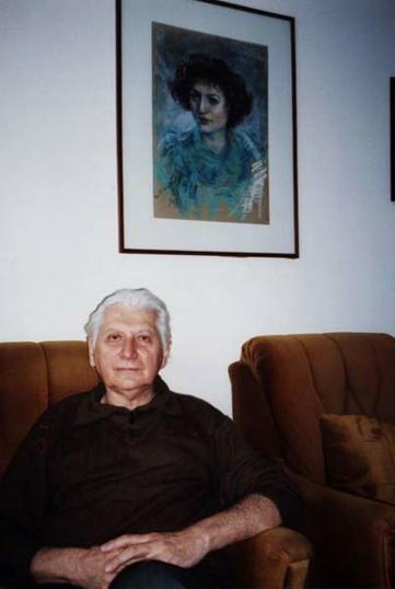 Vlado Horvat u svome stanu (iznad njega na zidu portret njegove kćerke Jasne); snimljeno 24. prosinca 2002., snimila Jozefina Dautbegović