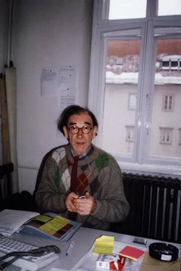 Ž. Koščević prije intervjua želi obaviti telefonski razgovor; snimljeno 19. siječnja 2005., snimila Jozefina Dautbegović