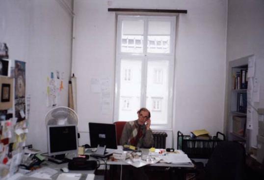 Ž. Koščević još uvijek telefonira; snimljeno 19. siječnja 2005., snimila Jozefina Dautbegović